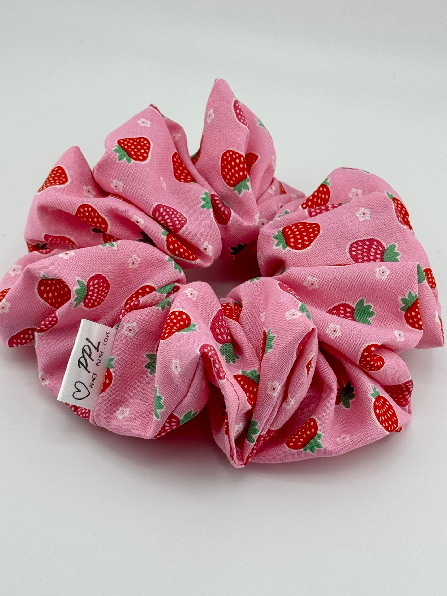 Kawaii strawberries (oversized scrunchie)