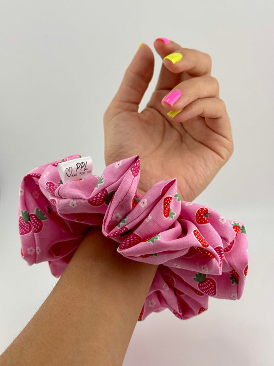 Kawaii strawberries (oversized scrunchie)